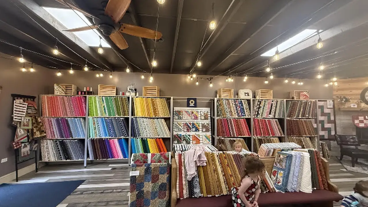 Fabric store in Abingdon, IL: The Quilting EMT