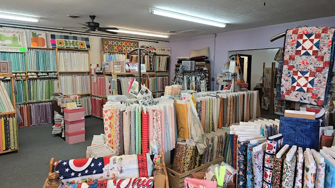 Fabric store in Belpre, OH: Side Stitchin' Quilt Shop