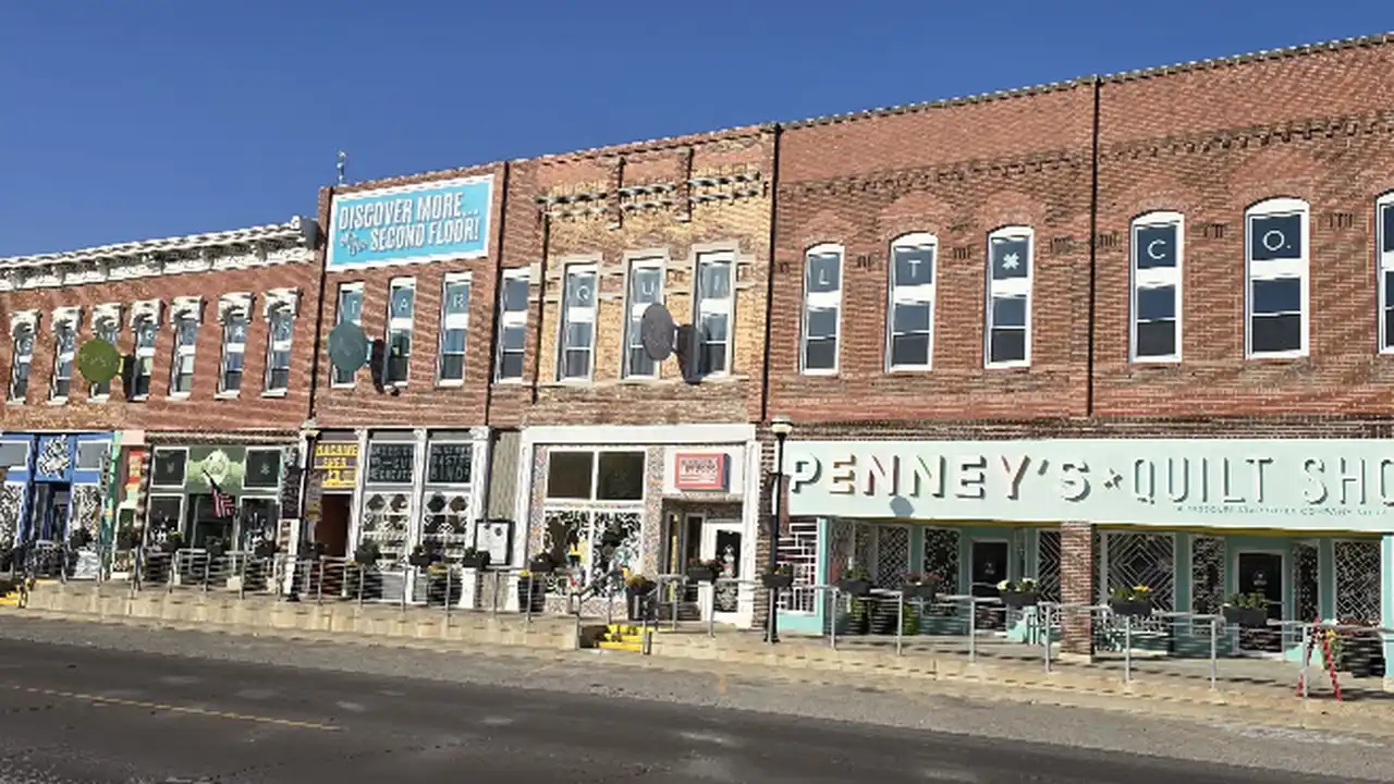 Fabric store in Hamilton, MO: Licensed To Sew