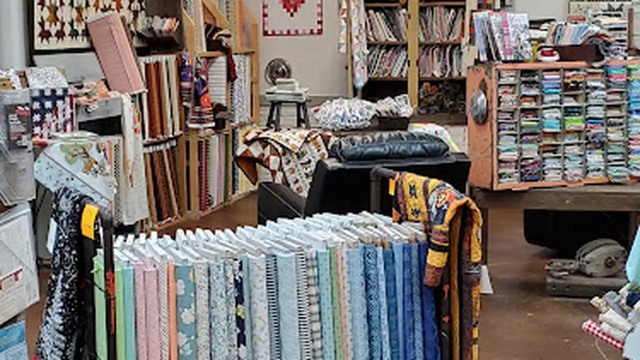 Fabric store in Paola, KS: Li'l Red Hen Quilt Shop