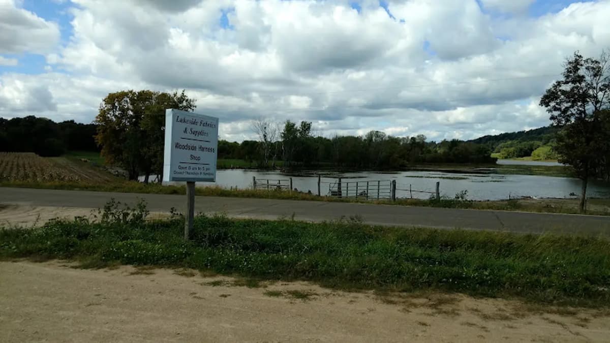 Fabric store in Pardeeville, WI: Lakeside Fabrics and Notions